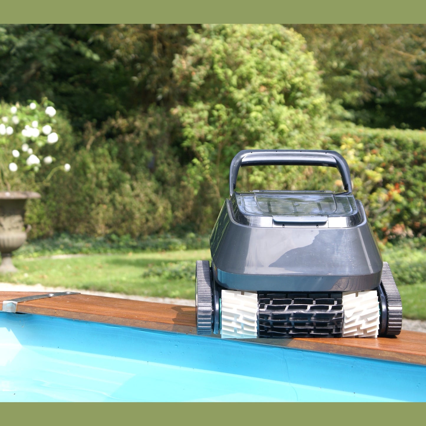 Activ Pool robot klar til rengøring af poolens bund og vandlinje i haven