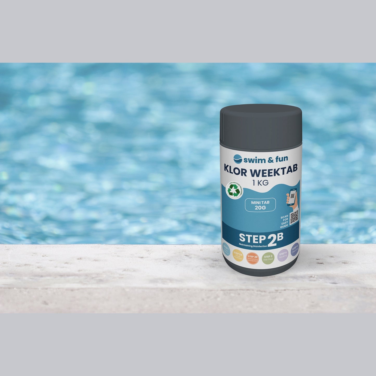 Swim & Fun Klor WeekTab 20g, 1kg beholder ved en poolkant