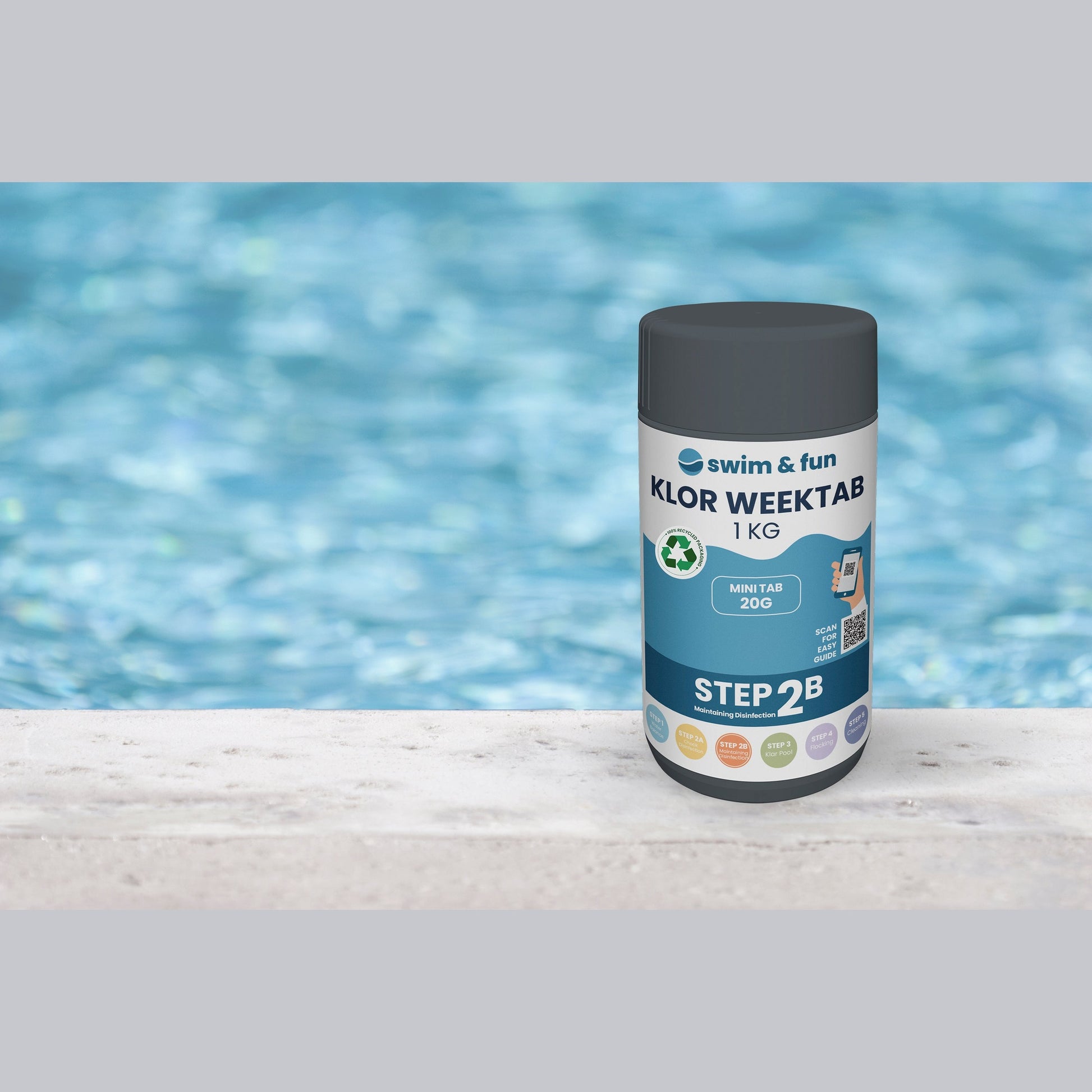 Swim & Fun Klor WeekTab 20g, 1kg beholder ved en poolkant